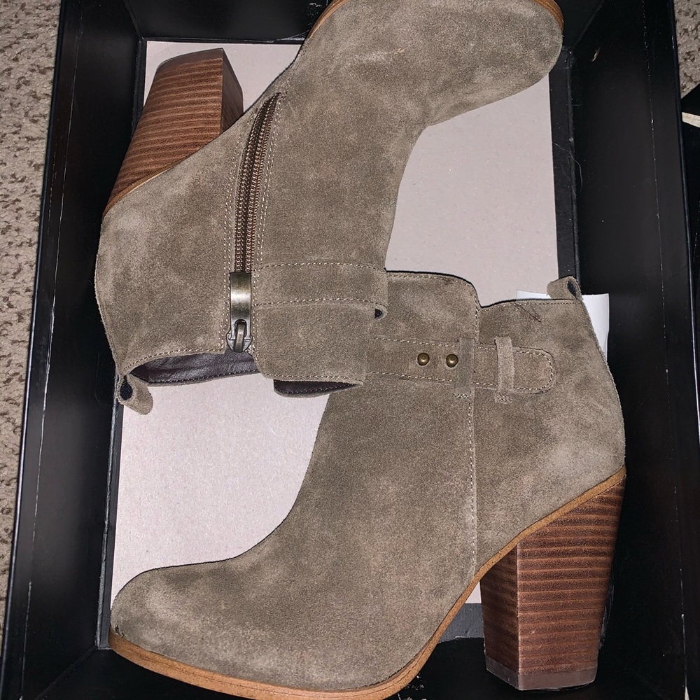 Super cute ankle booties!